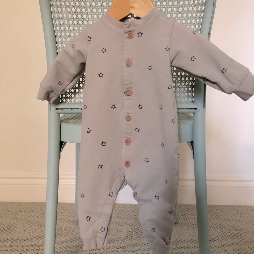 QUINCY MAE star onesie! 3-6 Months. Star pattern on cozy organic cotton.